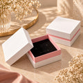 Boîte cadeau blanche & rose – intérieur luxe bijoux