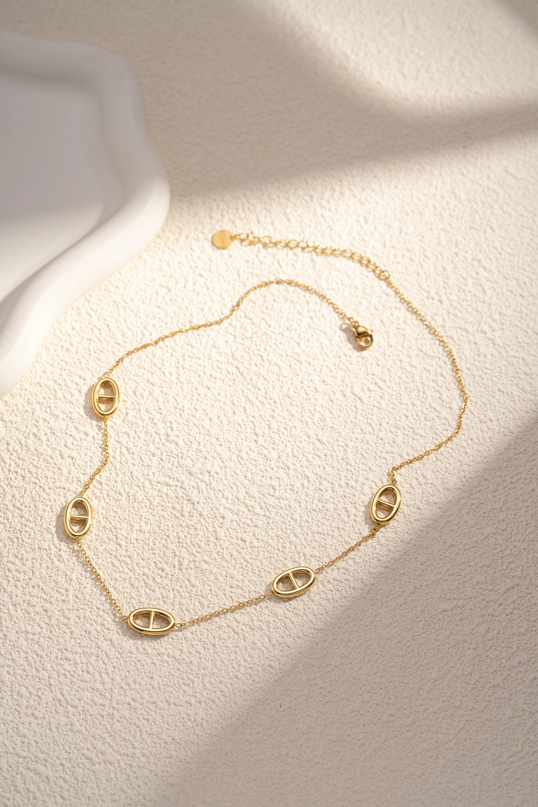 Collier doré minimaliste – Ovales ajourés